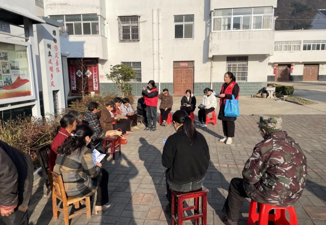 铁冲乡：开展“学宪法·讲宪法”“12·4”法制宣传日志愿服务活动