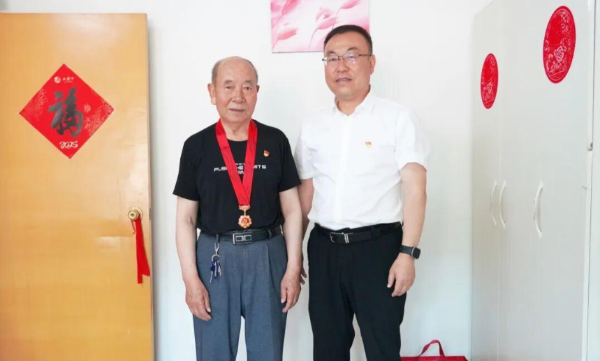 情暖七一送关怀 薪火相传担使命丨西凤集团党委开展“七一”走访慰问活动