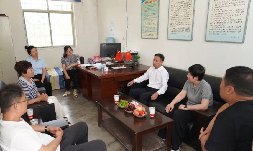 西凤集团党委深入帮扶村开展夏日“送清凉”慰问活动