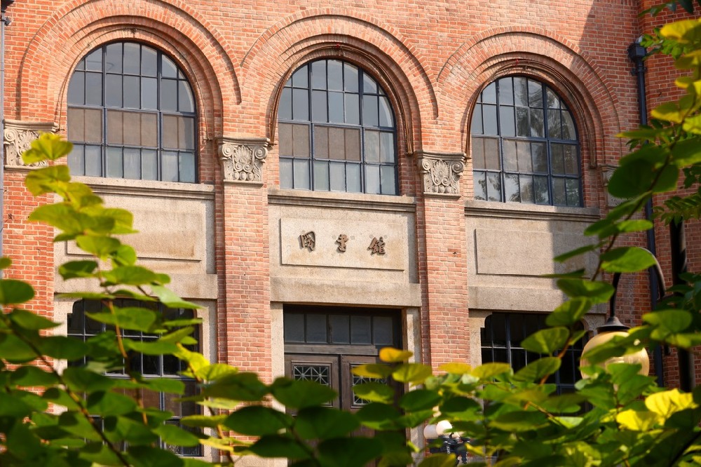 百年图书馆照亮青春前行路