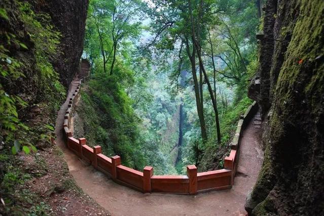  问道青城山丨走进掷笔槽