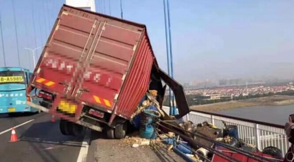 从照片看这辆货车“悬江”了，其实就是看上去吓人