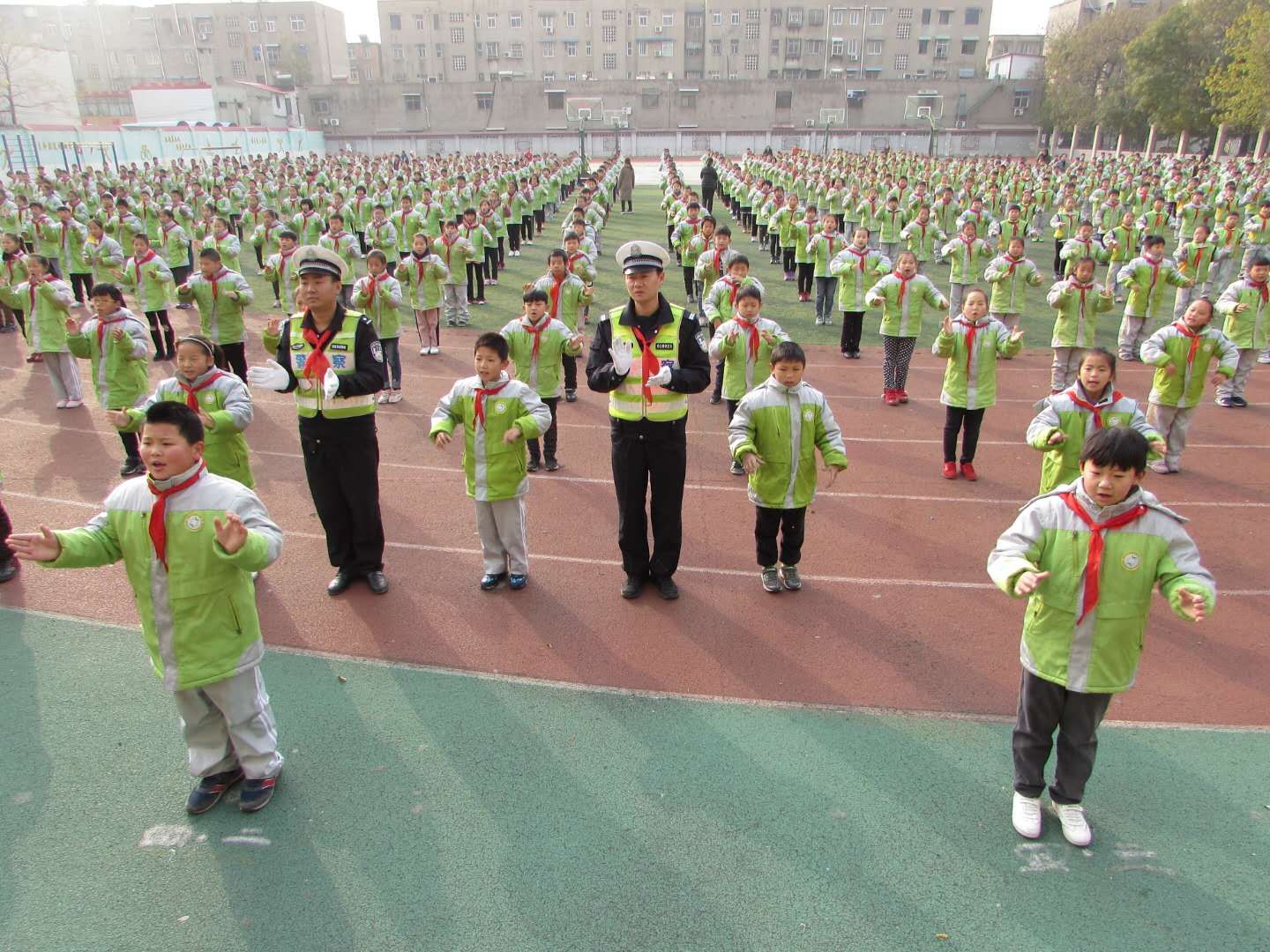 开封：万人齐唱交安通全拍手歌 提升古城文明出行新形象