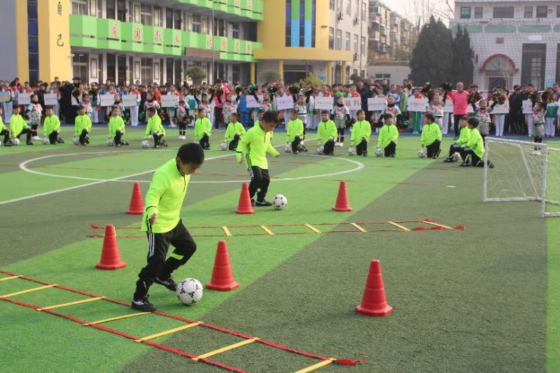 快乐足球 童心飞扬——红旗幼儿园参加顺河回族区第三届“区长杯”校园足球联赛启动仪式