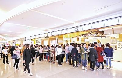 排队3小时只为一杯茶 网红茶饮店为何如此火爆?