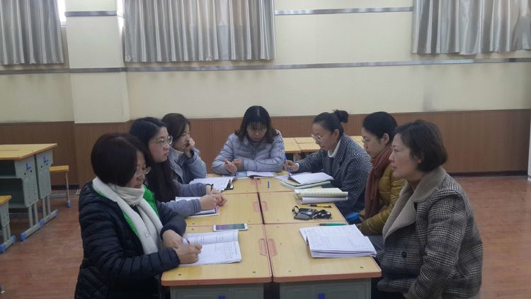众人拾柴，火焰高 互帮互助，共进步———开封八中集体教研活动