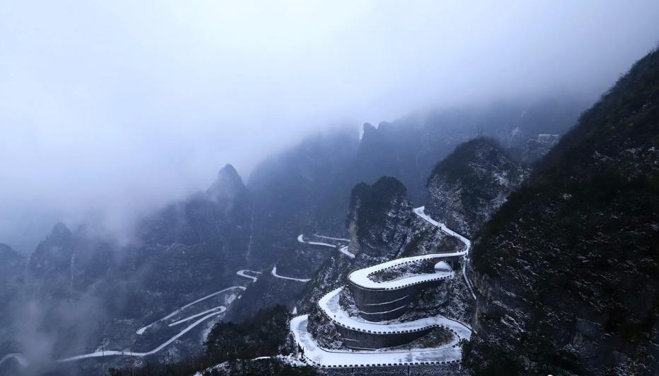 张家界天门山景区降雪 三条玻璃栈道临时关闭