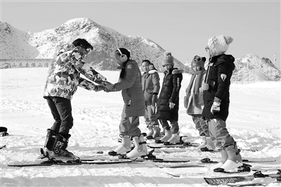 甘肃山丹县：体育课搬进滑雪场