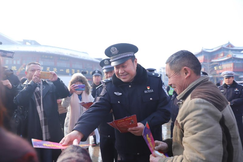 “警民牵手110， 共创平安迎大庆”——开封110宣传日活动深入人心