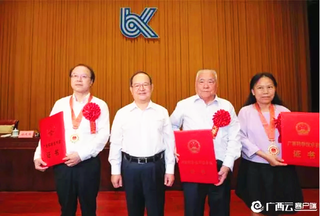 2019年广西科学技术奖励大会举行 鹿心社出席 陈武讲话