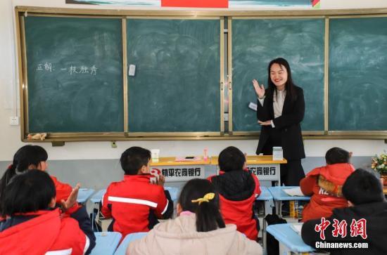 名额少、门槛高 中小学教师职称晋升常年＂拥堵＂