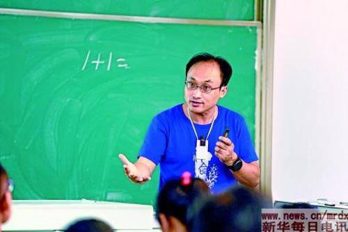 武大哲学教授走红 曾在黑暗中讲课两小时课无人离开