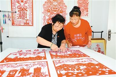 西安莲湖民间艺人以剪纸形式助力垃圾分类