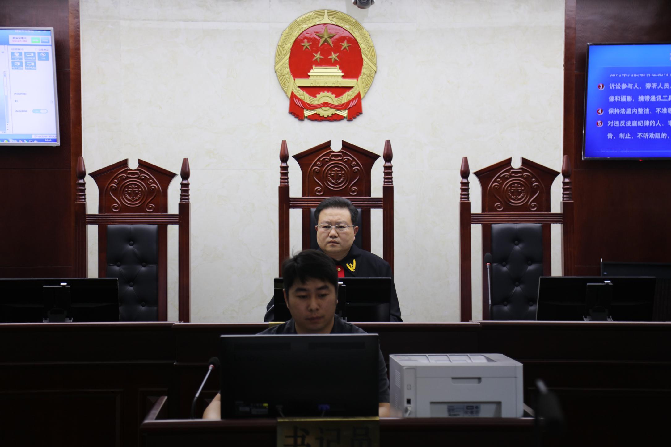 商丘梁园法院：院长开庭审理两起刑事案