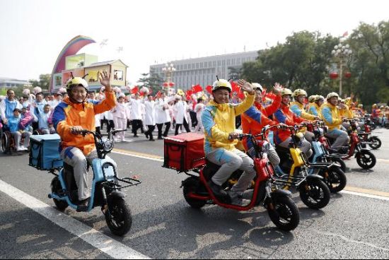 “快递小哥”现身国庆游行队伍 见证新中国70年职业变迁