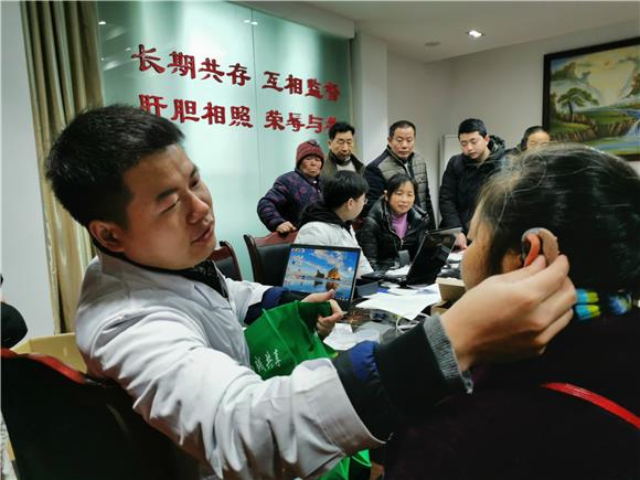 铜梁为90名听力残疾人免费验配发放助听器
