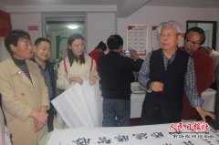    开封市长轩书画院书画名家重阳佳节到宏康社区开展书画笔会活动