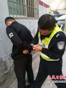    机智交警抓小偷 失主群众齐赞扬