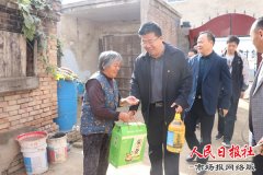 开封市住建局局长牛彦斌到定点扶贫村慰问困难群众