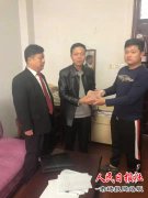 执行法官扣押车辆 督促“老赖”及时还款