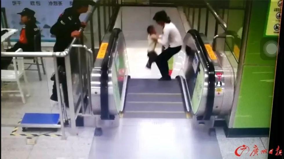 男童差1秒即从电梯坠落 小姐姐一个冲刺抱起了他