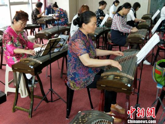 图为“常春藤”的古筝教室。石家庄常春藤老年教育机构提供