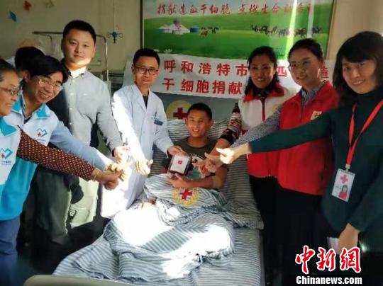 图为医生、志愿者与卫立强合影。志愿者供图