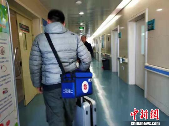 图为医护人员快马加鞭护送造血干细胞给受捐者。志愿者供图