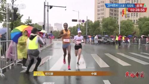 志愿者第一次递国旗瞬间。图片来源：微博截图。