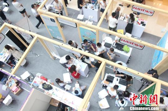 政府搭台，让小企业的产品可以走近顾客。　被采访者供图 摄