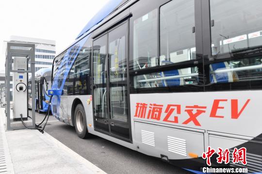 一辆新能源公交车正在港珠澳大桥人工岛上的充电桩充电。　陈骥旻 摄