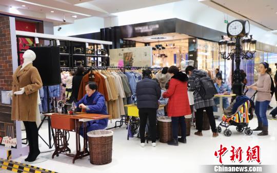 爆品集市现场 钟欣 摄