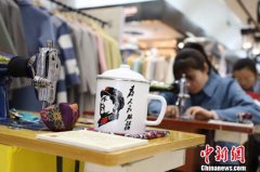 赶一场怀旧的集 爆品集市背后是服装工厂转型升级