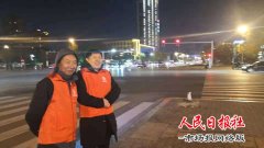 河南省商丘市大街小巷出现了“头戴红帽、身穿红马甲的人群”