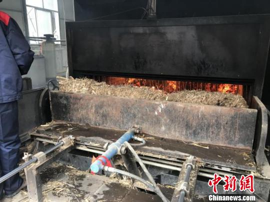 由秸秆燃烧产生的热量会经过管道管网进入农户家中供其取暖，秸秆焚烧后的草木灰将作为肥料使用，而产生的气体则会通过除尘脱硫装置过滤处置后清洁排放。　李庭耀 摄