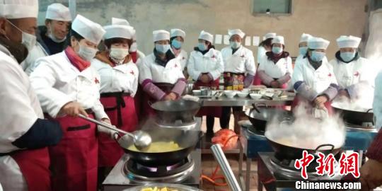 图为正在接受厨艺培训的当地农户，为以后开农家乐“打基础”。　钟欣 摄