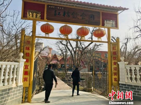图为“万亩梨园”景区的农家乐。　闫姣 摄