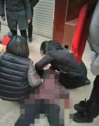 河南汝阳护士街边跪地救人刷爆朋友圈