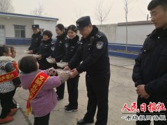 情暖冬至传递爱心--仙人庄爱斯特生态幼儿园师生到南苑派出所开展冬至慰问活动