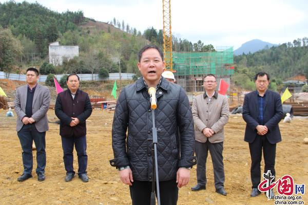 来宾市委常委、金秀县委书记韦德斌宣布开竣工.jpg