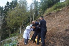 八旬老人山上跌倒  金秀警方及时救助