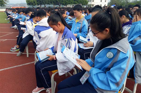 同学们认真观看学习《安全小知识手册》.jpg