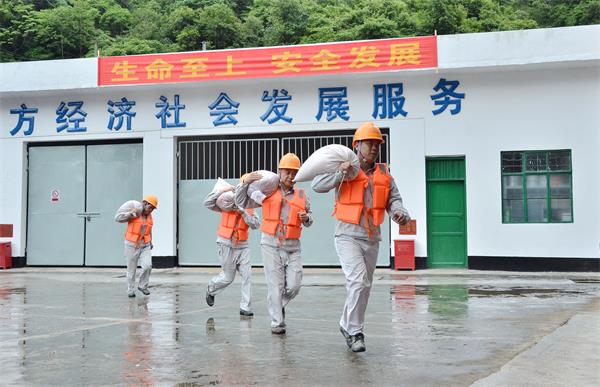 为防止厂房进水，现场演练人员扛沙袋对厂房门口进行封堵..jpg
