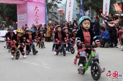 “环大瑶山”全国自行车挑战赛开幕 萌娃小骑兵赛前领跑
