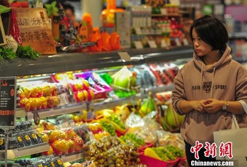 10月16日，一名消费者在超市选购商品。据中国国家统计局网站消息，中国国家统计局发布9月份全国居民消费价格指数(CPI)和工业生产者出厂价格指数(PPI)数据。其中，CPI同比上涨2.5%，PPI同比上涨3.6%。<a target='_blank'  data-cke-saved-href='http://www.chinanews.com/' href='http://www.chinanews.com/'>中新社</a>记者 于海洋 摄
