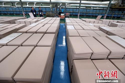 8月27日，中国国家统计局发布数据显示，2018年7月份，中国规模以上工业企业实现利润总额5151.2亿元(人民币，下同)，同比增长16.2%，增速比6月份放缓3.8个百分点。资料图为山西阳城，某陶瓷企业工作人员正在使用叉车生产作业。<a target='_blank'  data-cke-saved-href='http://www.chinanews.com/' href='http://www.chinanews.com/'>中新社</a>记者 张云 摄