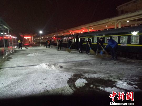 义乌站工作人员扫雪保障旅客出行 斯多林 摄