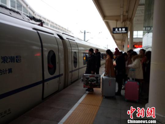 旅客排队乘坐高铁 斯多林 摄