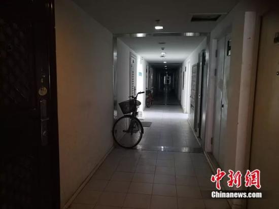 北京像素每层30户，走廊又暗又长。<a target='_blank'  data-cke-saved-href='http://www.chinanews.com/' href='http://www.chinanews.com/' >中新网</a> 记者 邱宇摄