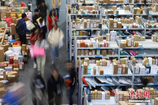 资料图：南京一大学学生在领取快递。<a target='_blank'  data-cke-saved-href='http://www.chinanews.com/' href='http://www.chinanews.com/'>中新社</a>记者 泱波 摄